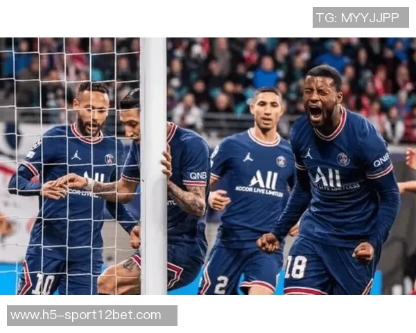 约罗身穿里尔球衣盛装出席里尔对阵巴黎比赛开球仪式